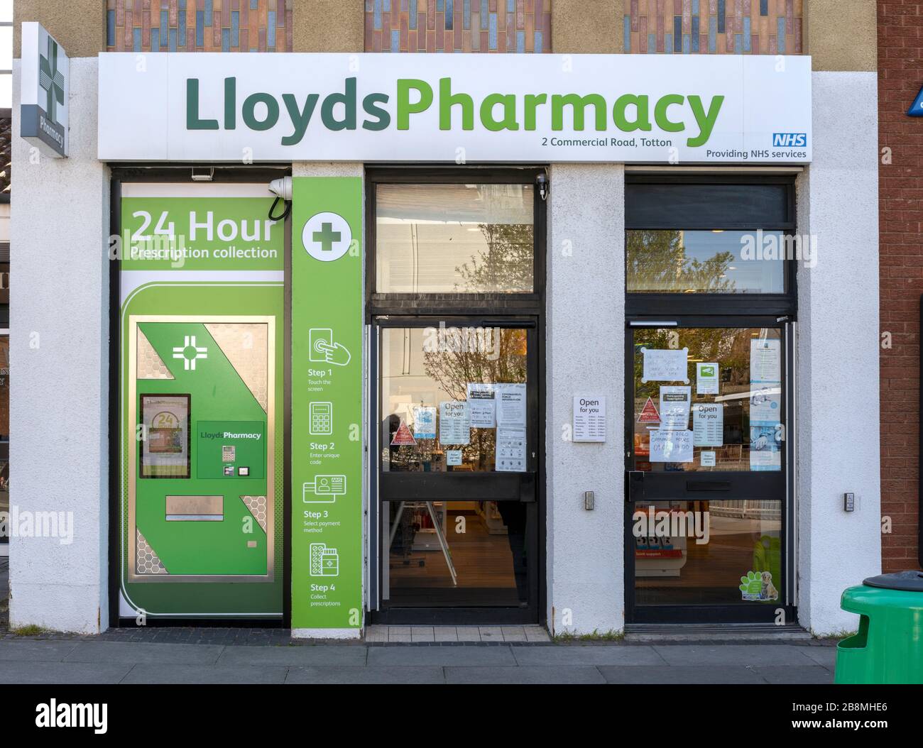 24 ore distributore automatico di prescrizione presso Lloyds Pharmacy, Totton, Hampshire, Inghilterra, Regno Unito Foto Stock
