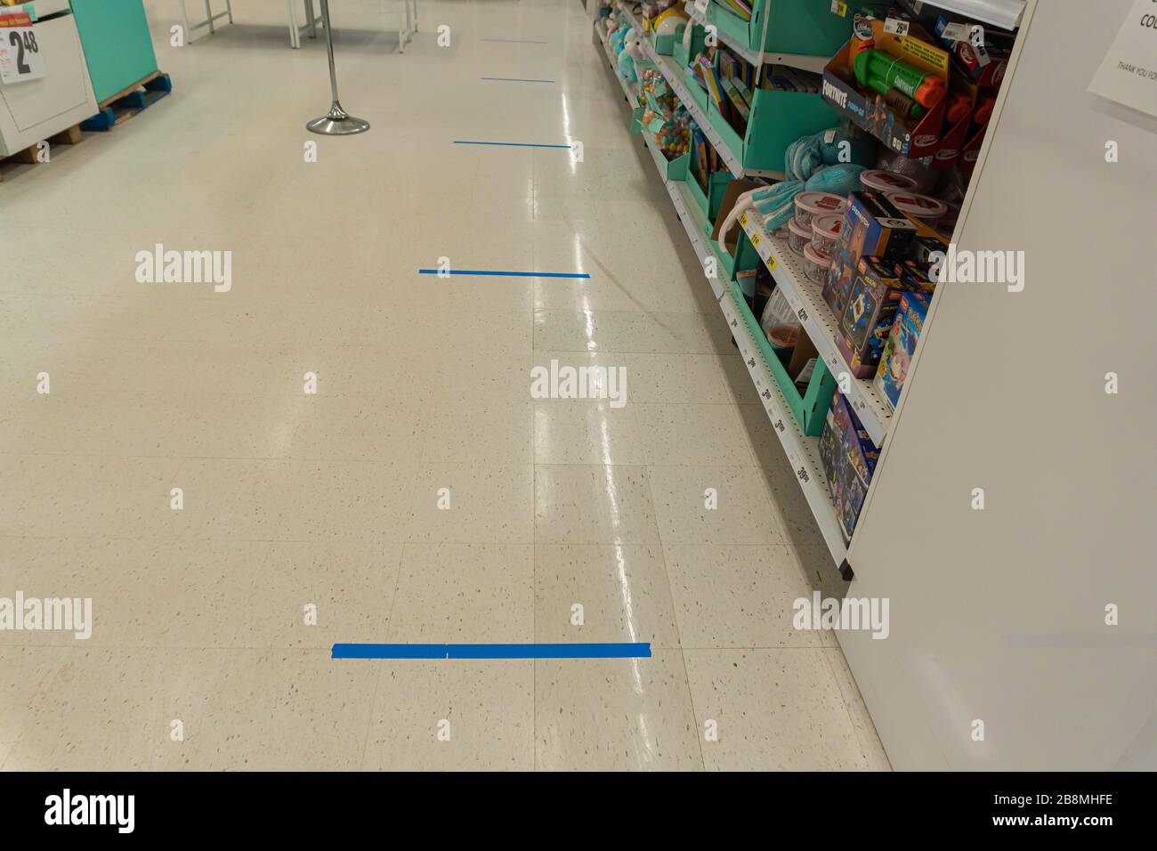 21 marzo 2020 - Calgary, Alberta Canada - linee al checkout supermercato per far emergere le distanze sociali durante la pandemia Foto Stock