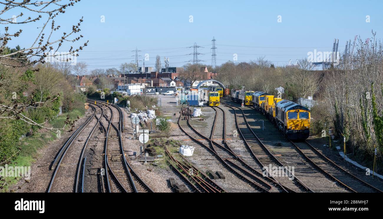 British Rail GB servizi di trasporto ferroviario locomotive compresa Classe 66 West Burton 50 - 66748 - a Totton Railway sidings Totton, Hampshire, Inghilterra, Regno Unito Foto Stock