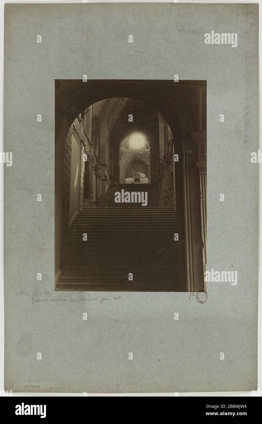 Municipio / Grand Staircase visto da sud nel giugno 1871. Rovine della città: Municipio, grande scalinata da sud, 4 ° distretto, Parigi. Giugno 1871. La Commune de Paris. Le Marais. Ruines de la commune : Hôtel de Ville, Grand escalier vu du sud, Parigi (IVème arr.). Photographie de Pierre Emonts (1831-1912). Albuminé di papier. Juin 1871. Parigi, musée Carnavalet. Foto Stock