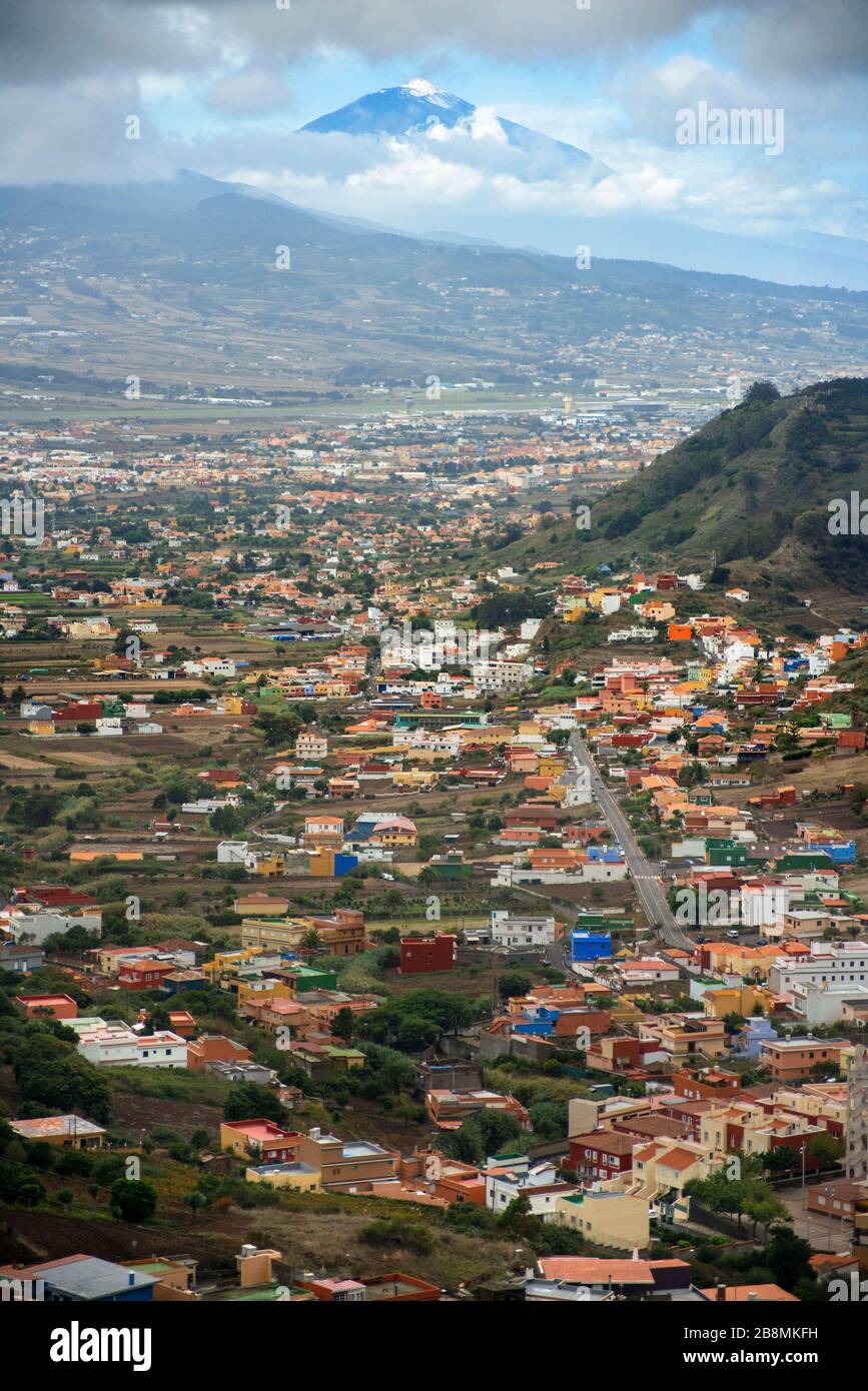 Las Mercedes, San Cristobal de la Laguna di fronte al vulcano Pico del Teide, vista dal Mirador de Jardina, Tenerife Island, Isole Canarie, Spagna Foto Stock