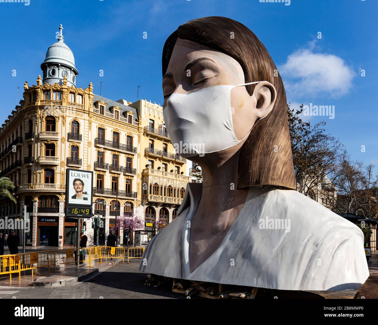 Scultura del 2020 annullato Las Fallas festival a Valencia indossando una maschera improvvisata per proteggerla contro Covid 19 virus.Spain, BHZ Foto Stock