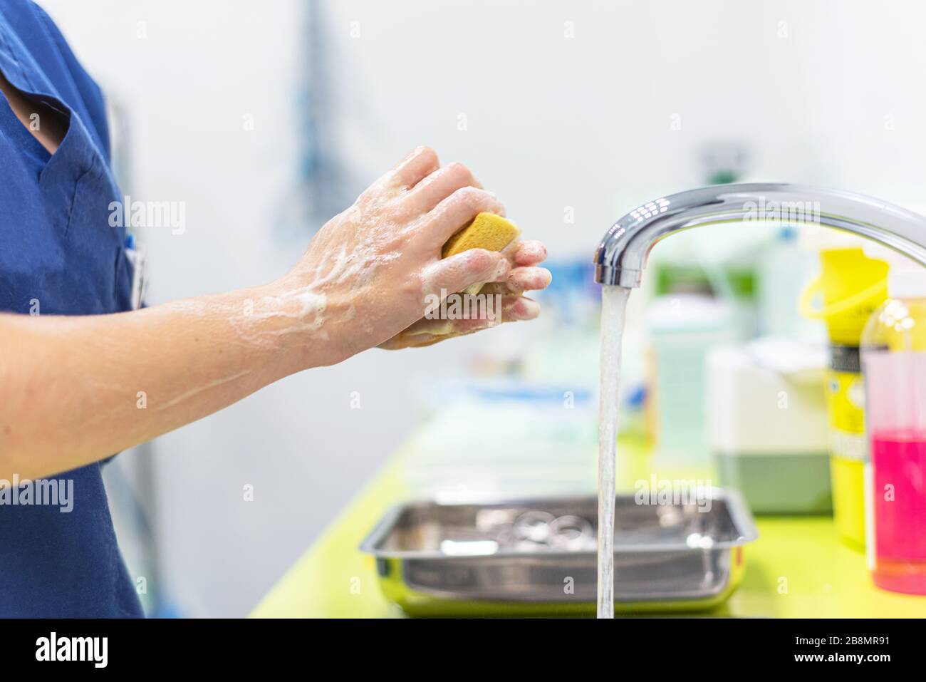 Prevenzione del coronavirus. Primo piano infermiere non riconoscibile che si lava le mani dopo aver trattato un paziente con infezione da Covid-19. Procedura di sanificazione medica . Foto Stock