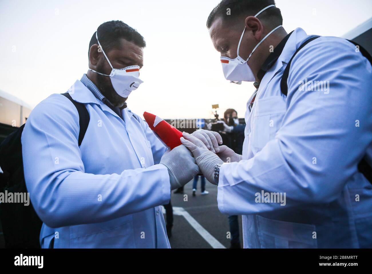 Malpensa, 22/03/2020 Aeroporto di Milano Terminal 2. Ore 6.15 arrivo dei medici cubani in Italia per aiutare il personale italiano nel trattamento dei pazienti con Covid-19. Foto Stock