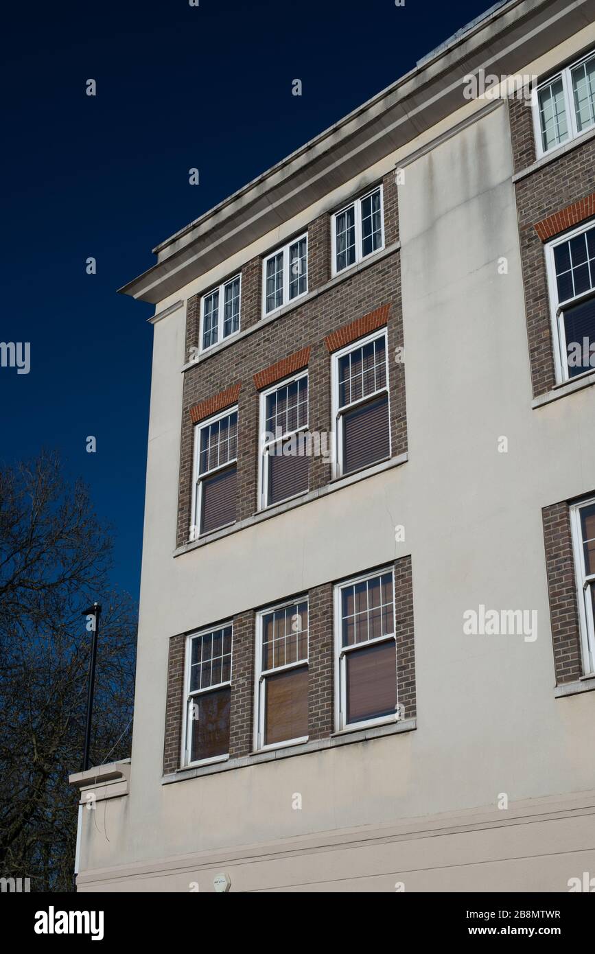 Dettagli finestra su 1 - 11 Gregory House, Stanley Gardens, East Acton, London, W3 7RZ Foto Stock