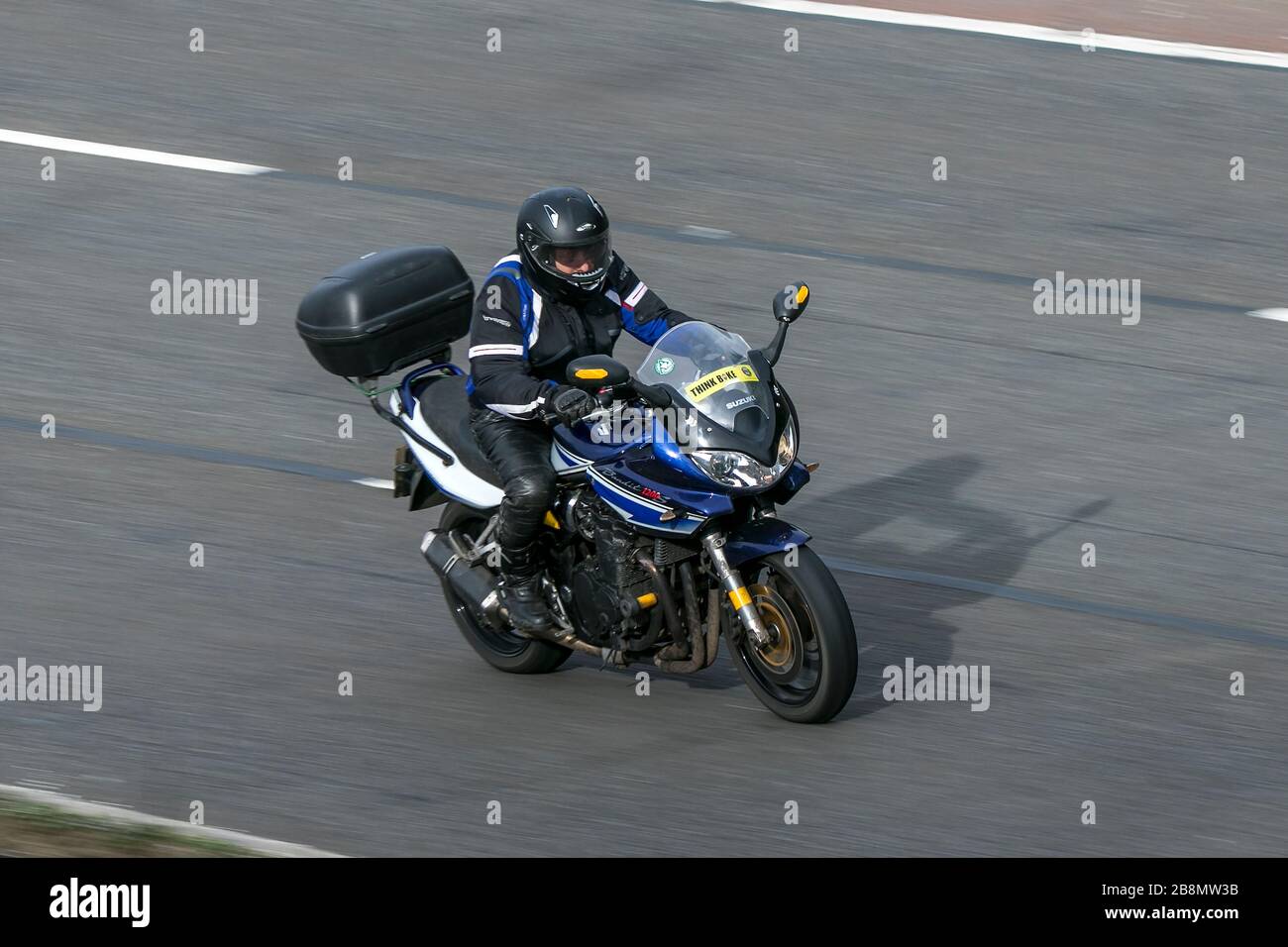 Suzuki Bandit motocicletta in auto sulla M6 autostrada vicino Preston in Lancashire, Regno Unito Foto Stock