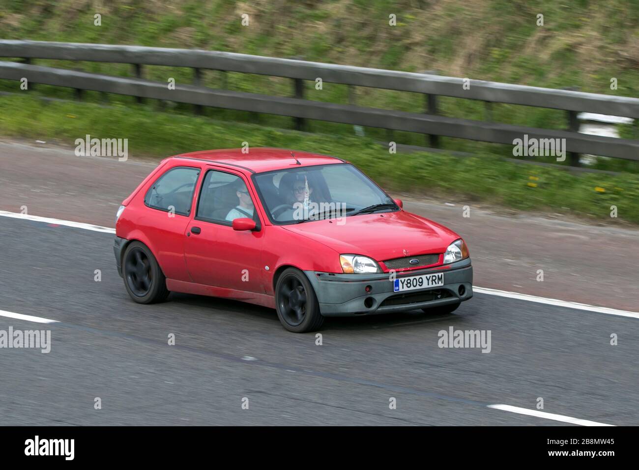 Y809YRM 2001 Ford Fiesta Zetec S Red Car benzina sulla M6 autostrada vicino Preston in Lancashire, Regno Unito Foto Stock