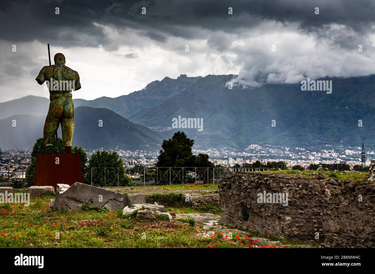 La scultura di Igor Mitoraj Daedalus vicino al Tempio di Venere, Pompei, Campania, Italia. Foto Stock