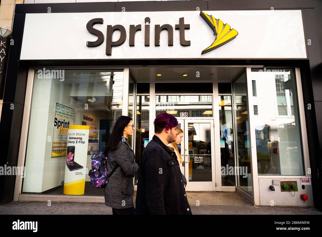 I pedoni passano davanti ad un negozio americano Sprint di una società di telecomunicazioni a New York City. Foto Stock