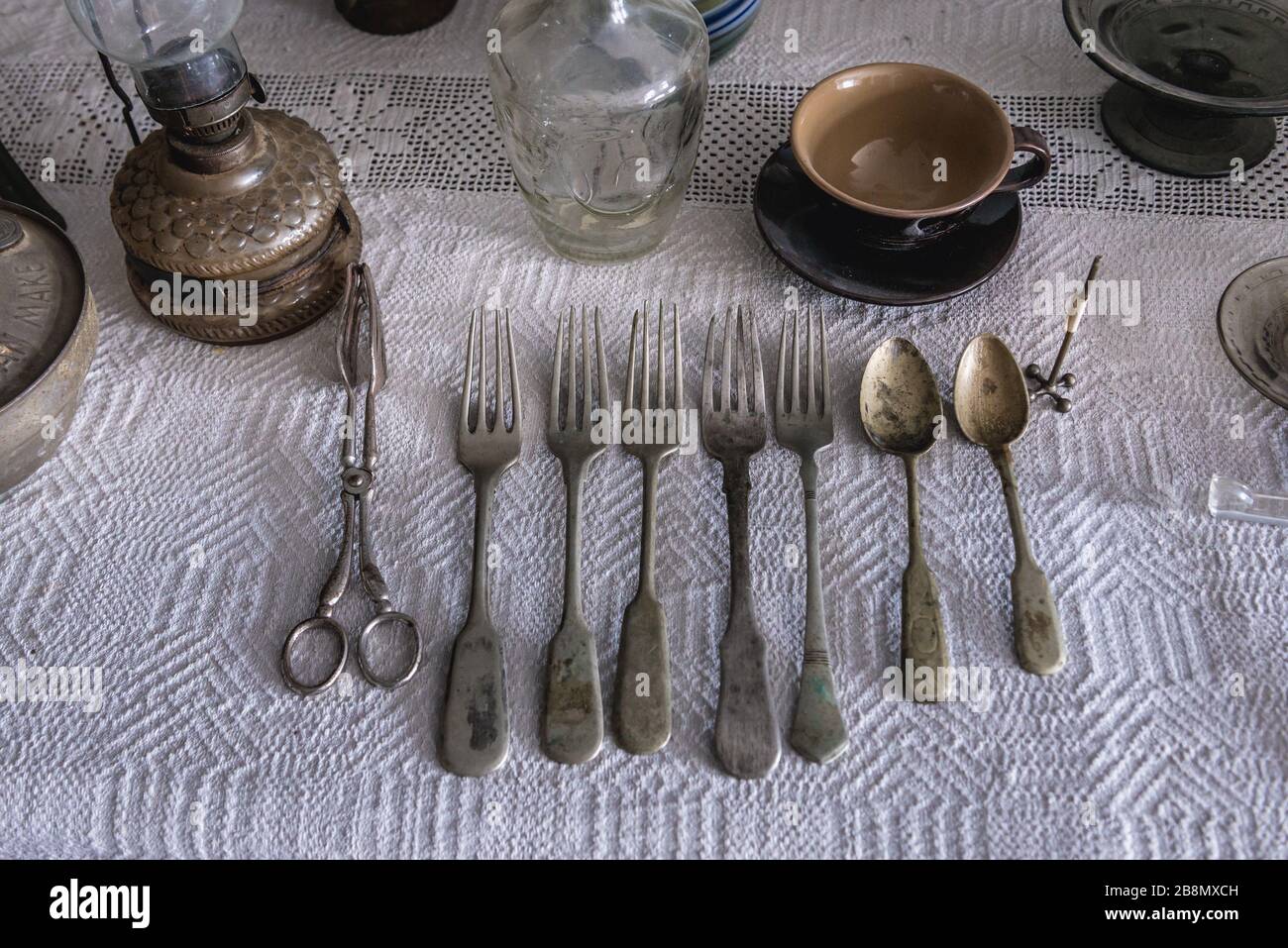 Piccola collezione di oggetti di vecchia casa in una casa nel villaggio di Stircea (Styrcza polacca) nel distretto di Glodeni della Moldavia Foto Stock