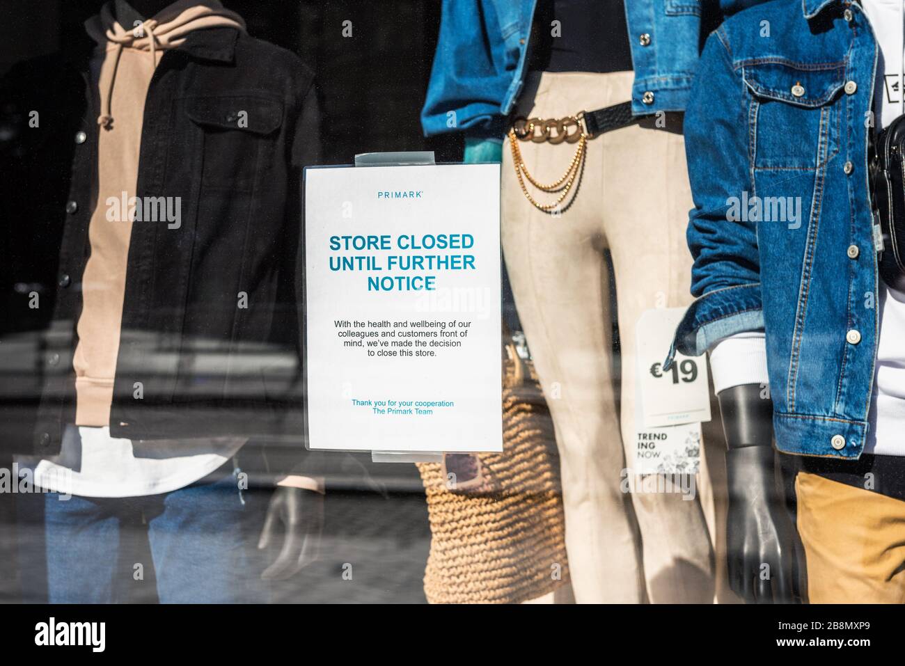 Chiuso negozio di abbigliamento Primark ad Amsterdam Paesi Bassi a causa dell'epidemia di coronavirus Foto Stock