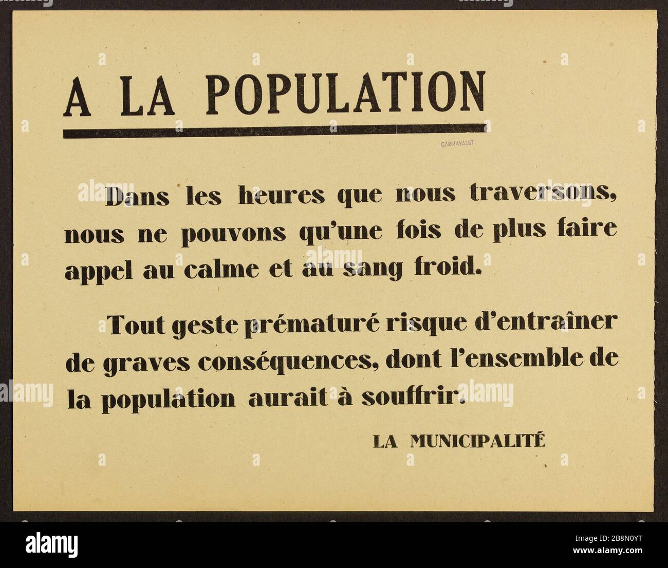 LA POPOLAZIONE nelle ore che stiamo attraversando, possiamo ancora una volta chiedere calma e calma. Qualsiasi gesto rischierebbe di avere gravi conseguenze, compresa l'intera popolazione. IL COMUNE Anonyme. Affari d'information. 'A la popolazione, dans les heures que nous traversons, nous ne pouvons qu'une fois de Plus faire appel au calme et au sang froid. Tout geste prématuré risque d'entraîner de graves conséquences, dont l'ensemble de la population aurait à souffrir. La municipalité'. Typographie. 1944. Parigi, musée Carnavalet . Foto Stock