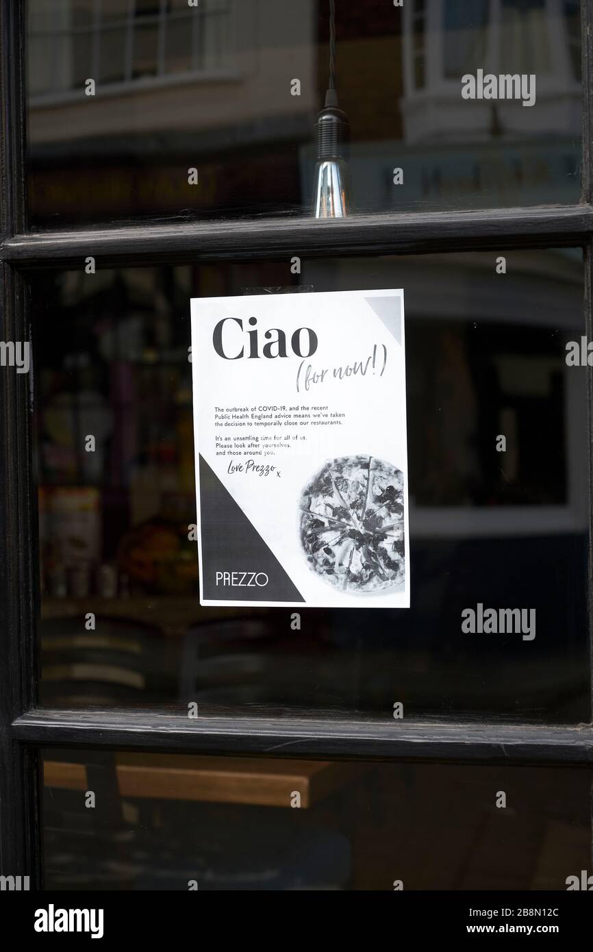 Volantino nella finestra del ristorante italiano Prezzo che informa che è chiuso a causa di Coronavirus Foto Stock