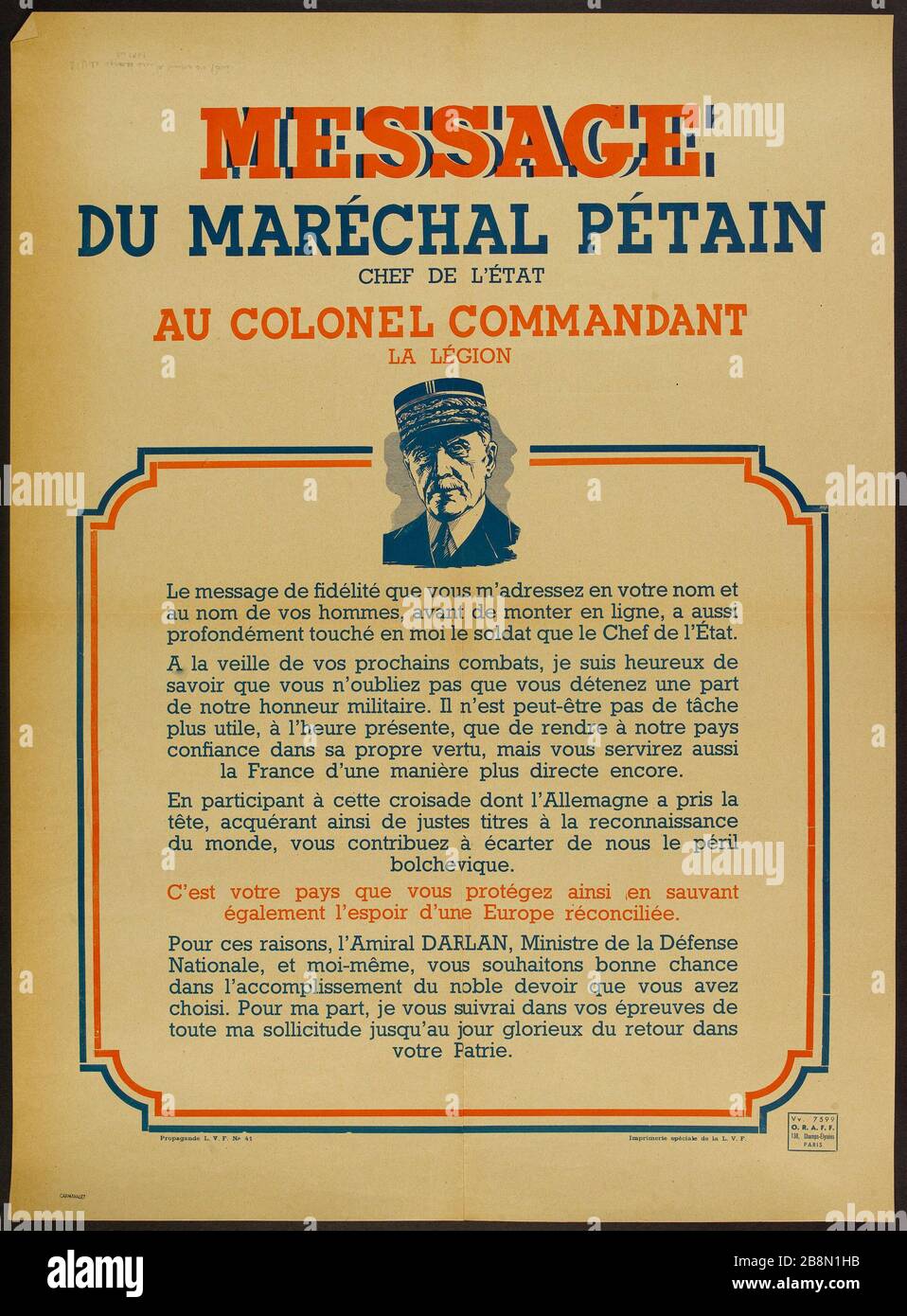 MESSAGGIO DA MARSHAL PETAIN CAPO DI STATO AL COMANDANTE COLONEL IL LEGION, il messaggio di fedeltà che mi hai indirizzato a nome tuo e a nome dei tuoi uomini, prima di entrare in rete, mi ha anche profondamente toccato il soldato che capo di Stato. Politica affiche. "Essage du Maréchal Pétain, chef de l'Etat, au colonel commandant la Légion: le message de fidélité que vous m'adressez en votre nom et au nom de vos hommes, avant de monter en ligne, a aussi profondément touché en moi le soldat que le Chef de l'Etat". Typographie couleur. 1941. Imprimerie spéciale de la L.V.F. Parigi, musée Carnavalet . Foto Stock