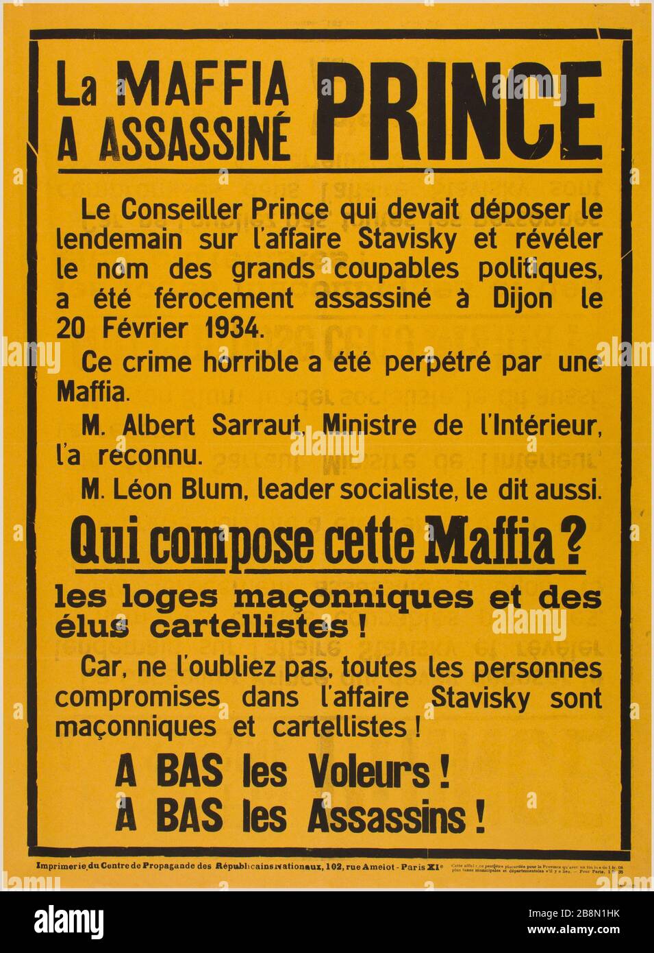 Un ASSASSINATO IL PRINCIPE DI MAFFIA, consigliere del principe che doveva depositare il giorno successivo sulla vicenda Stavisky e rivelare il nome dei grandi colpevoli politici, è stato brutalmente assassinato a Digione il 20 febbraio 1934. Centre de propagande des républicains nationaux. Le Affiche de propagande. 'La maffia un assassiné le Prince. Le conseiller Prince qui devait déposer le lendemain sur l'affaire Stavisky et révéler le nom des grands coupables politiques, a été férocement assassiné à Dijon le 20 février 1934'. Typographie sur papier jaune. 1934. Parigi, musée Carnavalet . Foto Stock