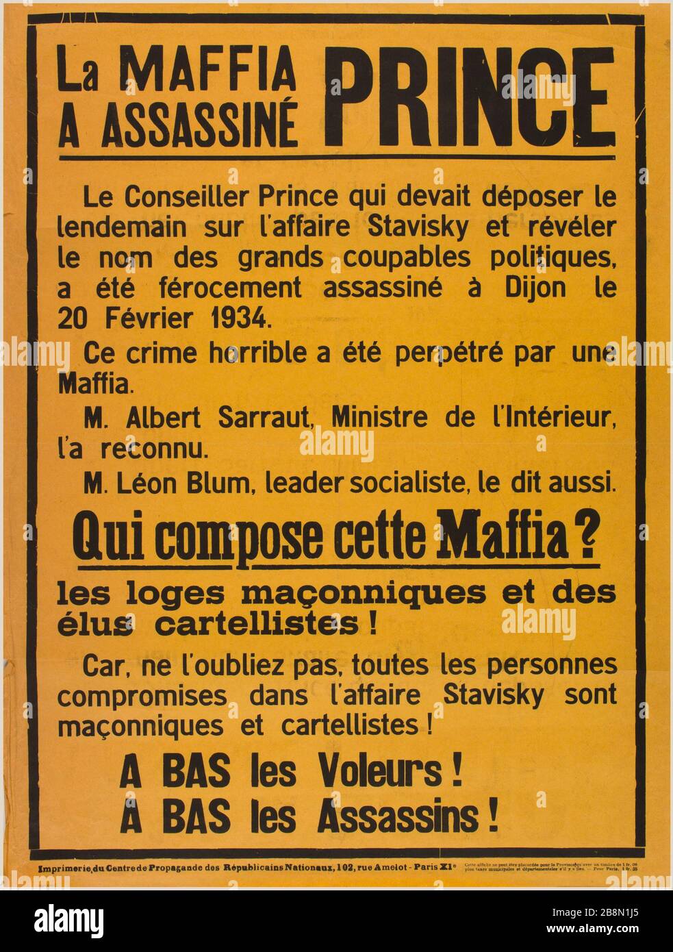 Un ASSASSINATO IL PRINCIPE DI MAFFIA, consigliere del principe che doveva depositare il giorno successivo sulla vicenda Stavisky e rivelare il nome dei grandi colpevoli politici, è stato brutalmente assassinato a Digione il 20 febbraio 1934. Centre de propagande des républicains nationaux. Le Affiche de propagande. 'La maffia un assassiné le Prince. Le conseiller Prince qui devait déposer le lendemain sur l'affaire Stavisky et révéler le nom des grands coupables politiques, a été férocement assassiné à Dijon le 20 février 1934'. Typographie sur papier jaune. 1934. Parigi, musée Carnavalet . Foto Stock