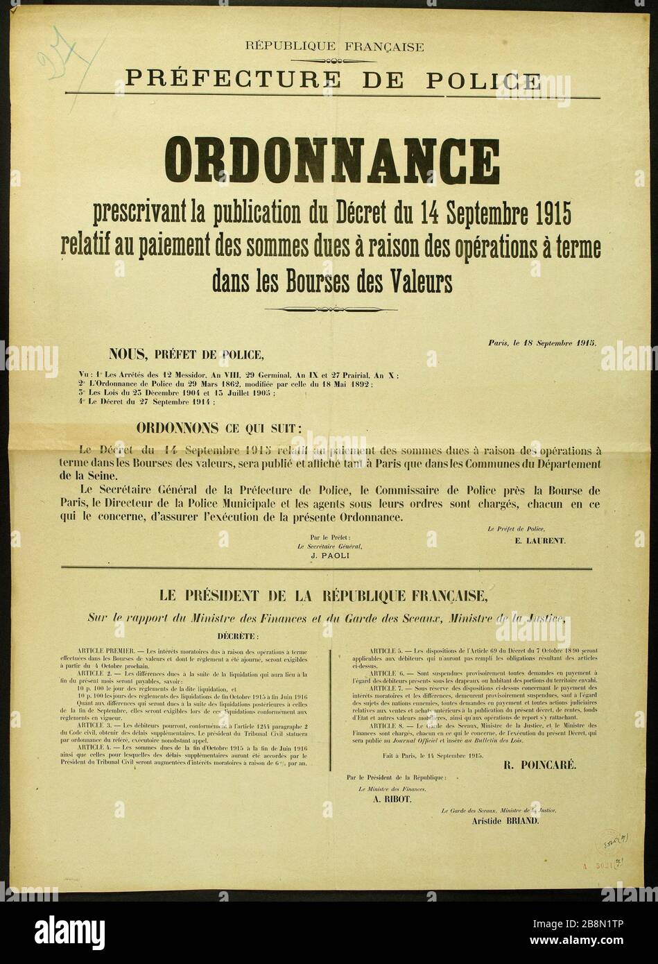 ORDINANZA DI POLIZIA DELLA REPUBBLICA FRANCESE, PREFETTURA, che dirige la pubblicazione del decreto del 14 settembre 1915 relativo al pagamento delle somme dovute per operazioni a termine su titoli di borse di studio Anonyme. REPUBLIQUE FRANCAISE, PREFETTURA DELLA POLIZIA, ORDONNANCE prescrivant la publisation du Décret du 14 Septembre 1915 relatif au paiement des sommes dues à raison des opératations à terme dans les Bourses des valeurs. Typographie. 1915. Parigi, musée Carnavalet. Foto Stock