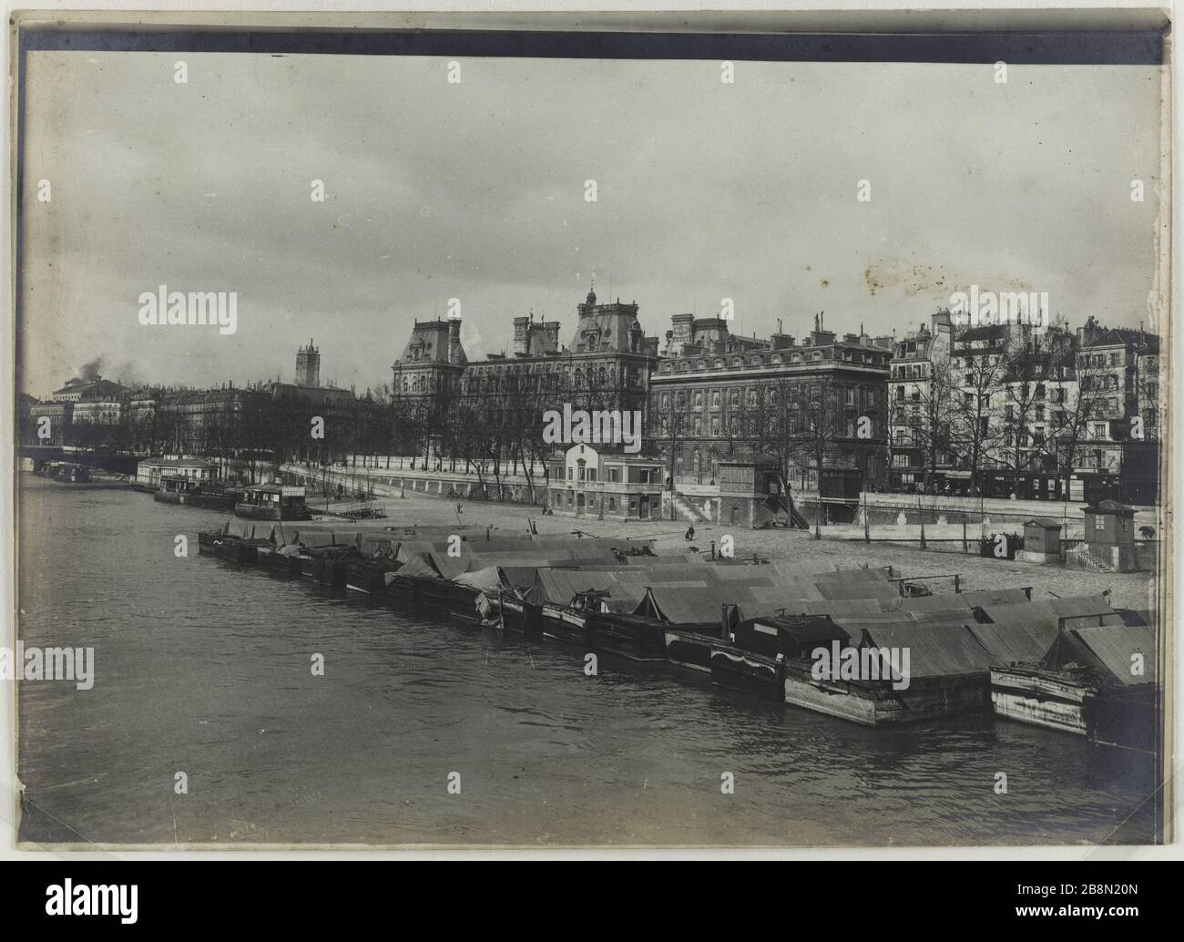 Municipio di Parigi, le rive del municipio, e il Tour Saint-Jacques, barche, 4 ° distretto, Parigi. Hôtel de ville de Paris, les quais de l'Hôtel de ville et la tour Saint-Jacques, bateaux, Parigi (IVème arr.). Photographie de R. Schwartz. Tigre au gélatino-bromure d'argent, vers 1900. Parigi, musée Carnavalet. Foto Stock