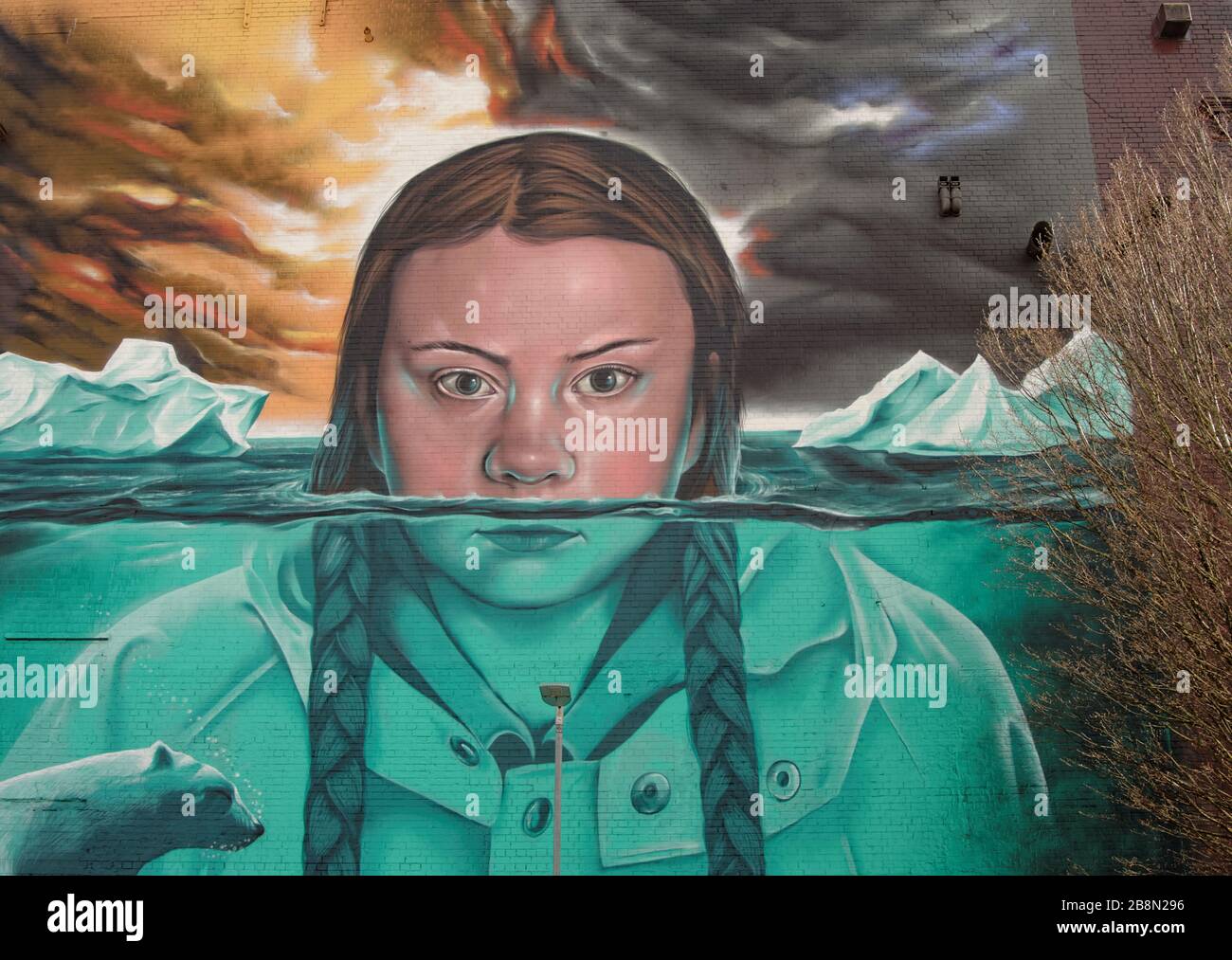Greta Thunberg, attivista per il cambiamento climatico, oggetto di un murale di strada di Bristol dipinto dall'artista locale Jody Thomas Foto Stock