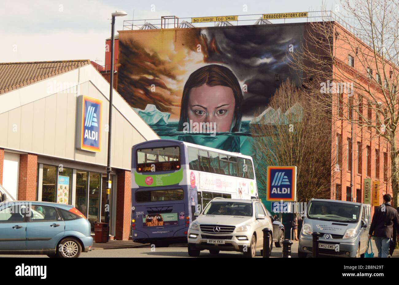 Greta Thunberg mural d'arte su larga scala dipinto sull'ex fabbrica di tabacco Wills a Bristol dall'artista locale Jody Thomas Foto Stock