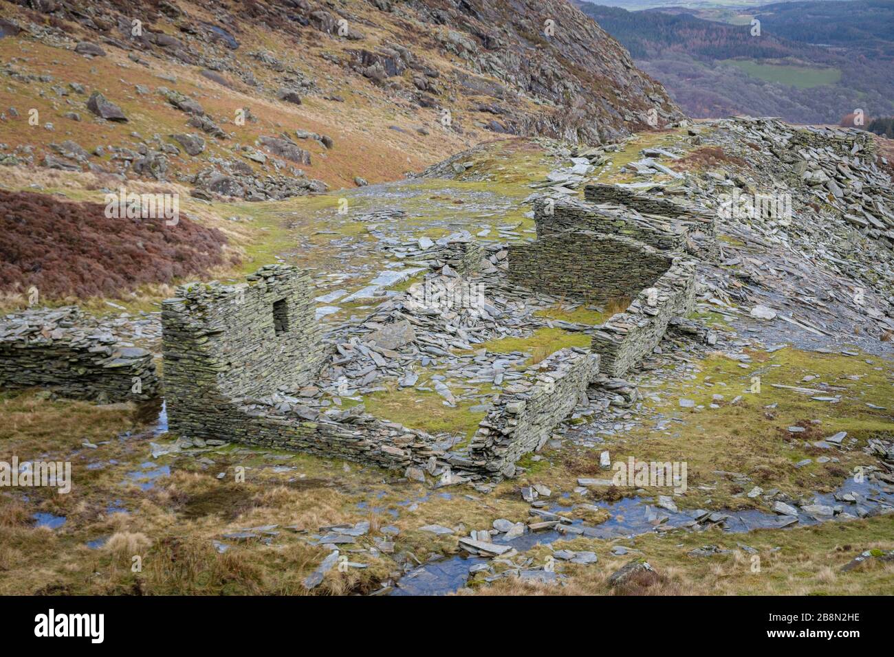 Il percorso per la montagna di Moel Siabod, passando attraverso lunghe cave di ardesia abbandonate, Snowdonia National Park, Galles del Nord, Regno Unito. Foto Stock