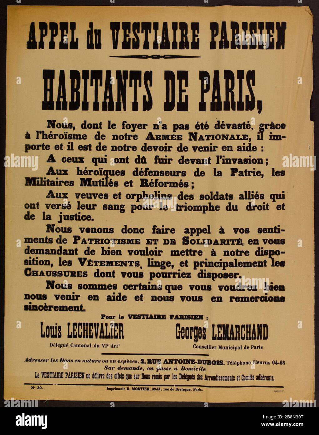 CHIAMATA DELLA STANZA DEGLI ARMADIETTI PARIGI, RESIDENTI DI PARIGI noi, di cui la casa non è stata distrutta, grazie all'eroismo del nostro ESERCITO NAZIONALE, è importante ed è nostro dovere aiutare affiche d'information. «APPEL du vestiaire parisien. Habitants de Paris, nous, dont le foyer n'a pas été dévasté, grâce à l'héroïsme de notre armée nationale, il immorte et il est de notre devoir de venir en aide'. Typographie. 1914-1918. Imprimerie R. Montier. Parigi, musée Carnavalet . Foto Stock