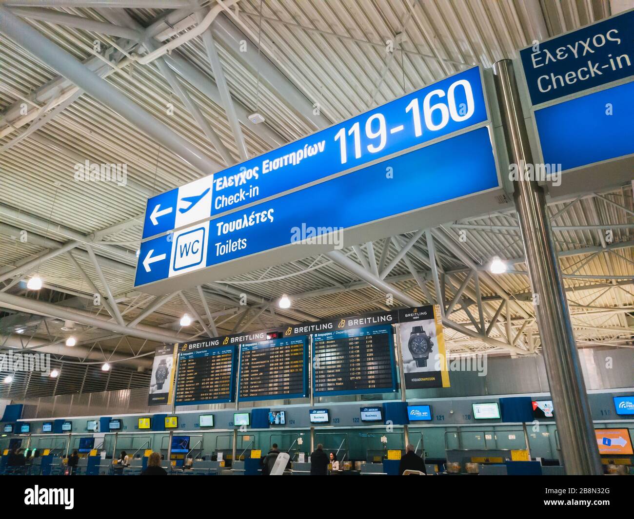 Atene, Grecia - Febbraio, 11 2020: Aeroporto Internazionale Di Atene Eleftherios Venizelos. Una bacheca informativa per i passeggeri, indicazioni stradali per i cancelli Foto Stock