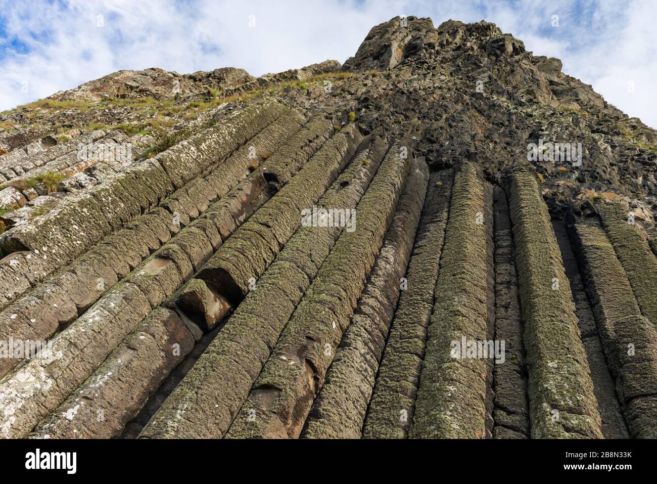 Le 'Organ Pipes', colonne basaltiche, nella faccia della scogliera, erano formate dall'azione vulcanica. Giant's Causeway e Causeway Coast, Irlanda del Nord, Regno Unito. Foto Stock
