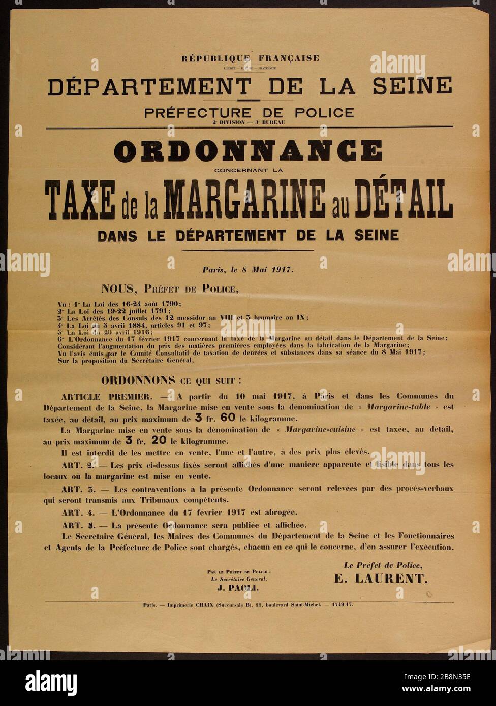 REPUBBLICA FRANCESE, LIBERTÀ - UGUAGLIANZA - FRATERNITÀ, DIPARTIMENTO DELLA SENNA, PREFETTURA POLIZIA DIVISIONE 2 ° - 3 ° UFFICIO, ORDINANZA FISCALE DI MARGARINA A DETTAGLIO NEL DIPARTIMENTO DELLA SENNA, PARIGI, 8 MAGGIO 1917. Département de la Seine, préfecture de Police, 2ème divisione - 3ème bureau. Affari d'information. « Ordannance concertant la taxe de la margarine au détail dans le département de la Seine ». Paris, le 28 Août 1917'.Typographie. Imprimerie Chaix. 1917. Parigi, musée Carnavalet . Foto Stock