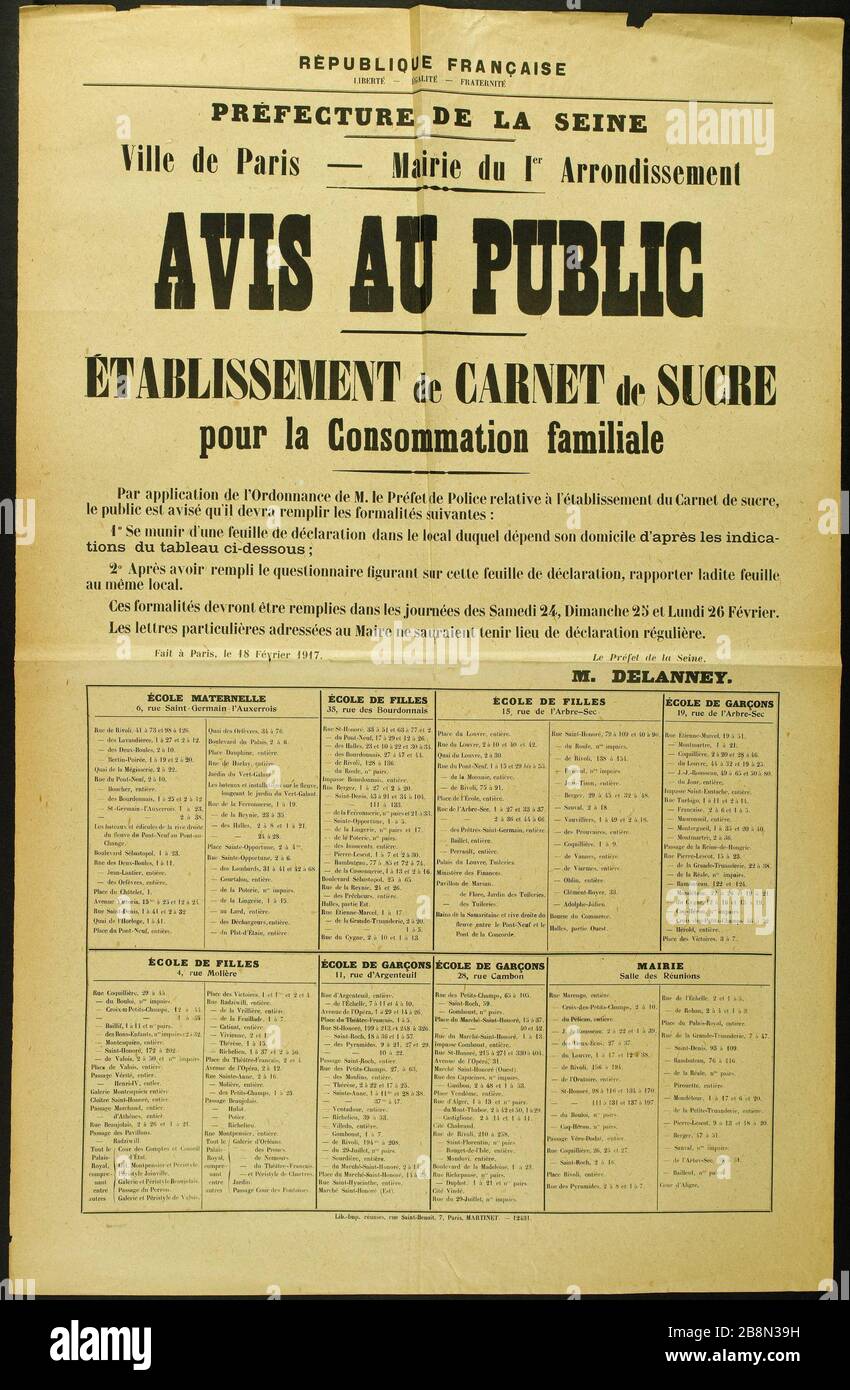REPUBBLICA FRANCESE, LIBERTÀ - UGUAGLIANZA - FRATERNITÀ, Prefettura SENNA, Parigi Città - Sindaco Distretto 1, IL PUBBLICO, ISTITUZIONE di LIBRO DI ZUCCHERO per il consumo familiare Martinet. REPUBLIQUE FRANCAISE, LIBERTE - EGALITE - FRATERNITE, PREFETTURA DELLA SENNA, Ville de Paris - Mairie du 1er Arrondissement, AVIS AU PUBLIC, ETABLISSEMENT de CARNET de SUCRE pour la Consommation familiare. Typographie. 1917. Parigi, musée Carnavalet. Foto Stock
