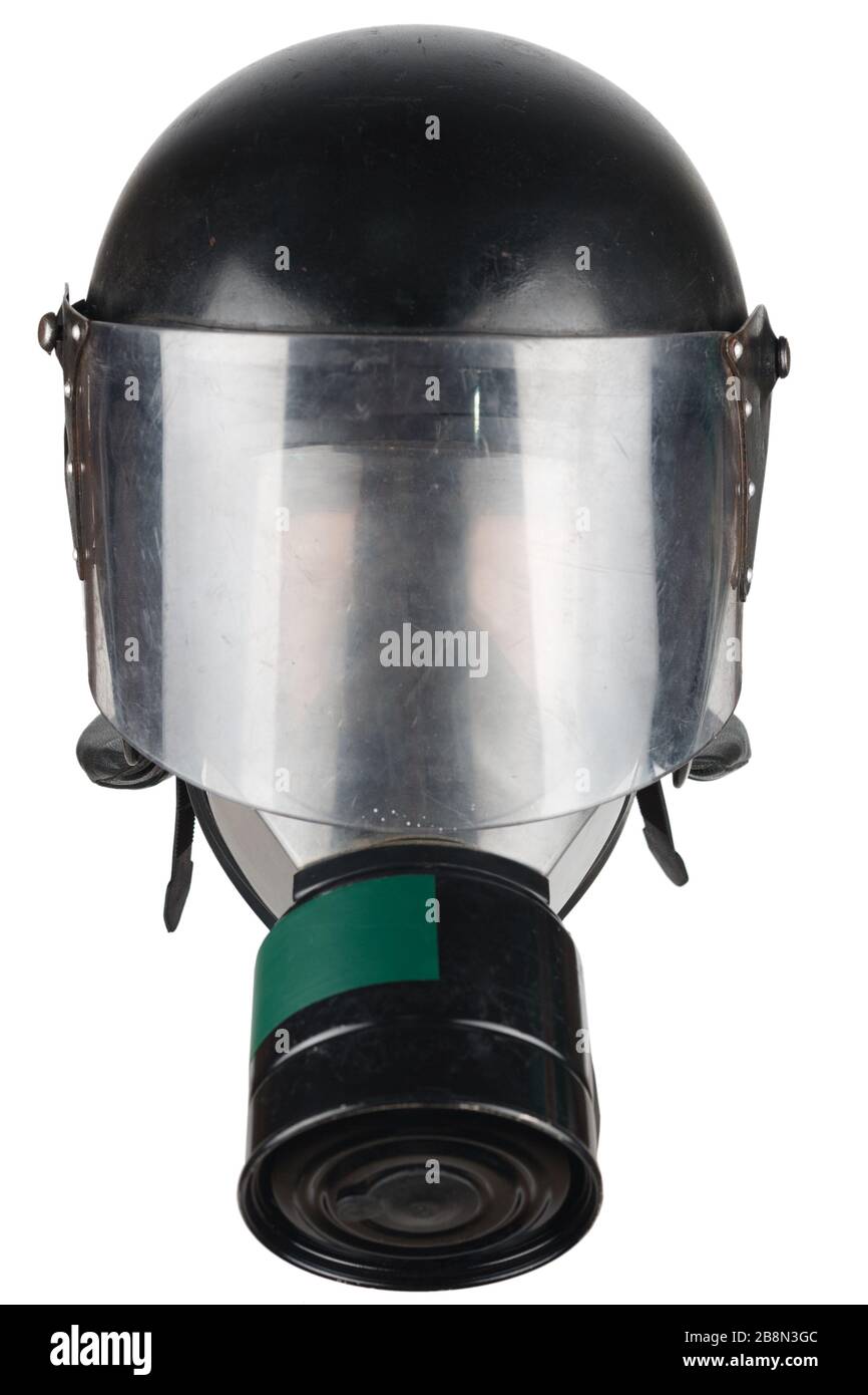 casco di polizia antisommossa con maschera protettiva in vetro e gas sulla testa del manichino isolato su sfondo bianco Foto Stock