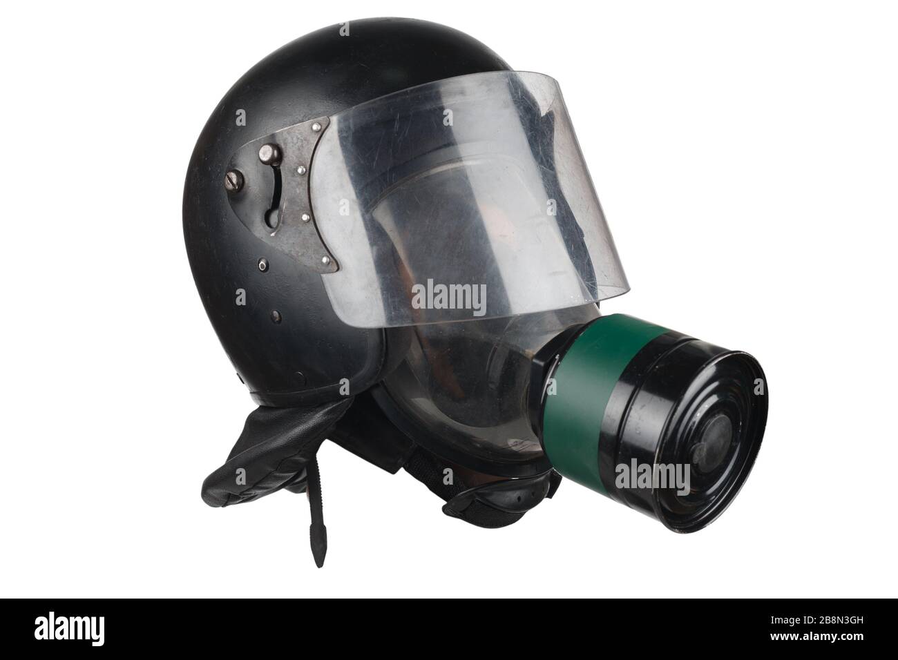 casco di polizia antisommossa con maschera protettiva in vetro e gas sulla testa del manichino isolato su sfondo bianco Foto Stock