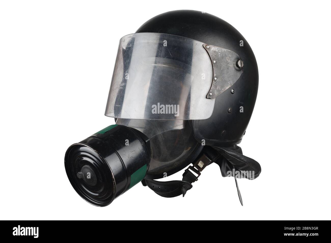 casco di polizia antisommossa con maschera protettiva in vetro e gas sulla testa del manichino isolato su sfondo bianco Foto Stock