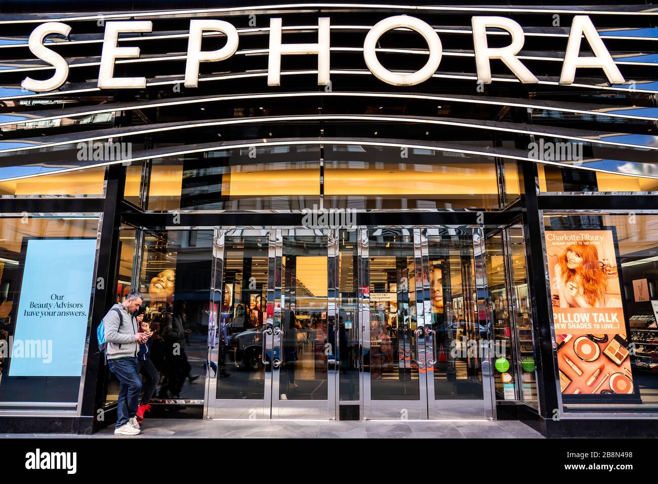 New York, Stati Uniti. 20 Feb 2020. Catena multinazionale francese di negozi di bellezza e cura personale, il logo Sephora outlet visto a New York City. Credit: Alex Tai/SOPA Images/ZUMA Wire/Alamy Live News Foto Stock