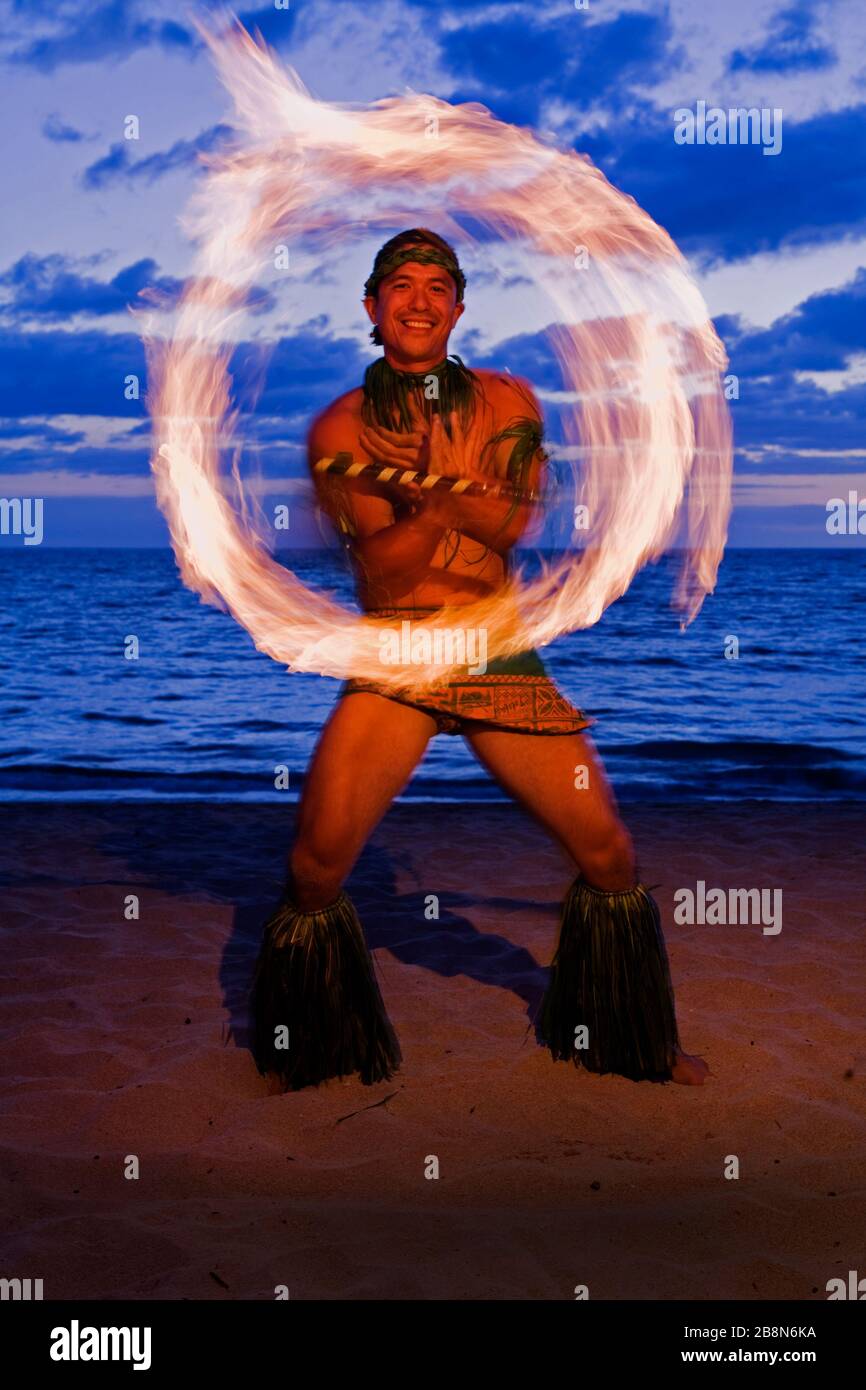 Ballerina di coltello di fuoco sulla spiaggia a Olowalu, Maui, Hawaii. Foto Stock