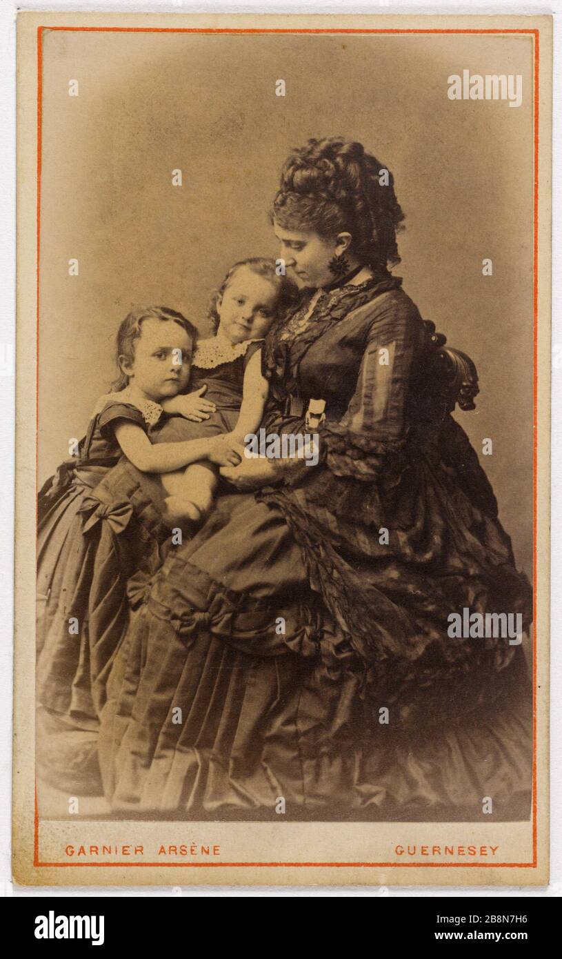 Alice Hugo, Georges e Jeanne, circa 1872. "Alice Hugo, Georges et Jeanne, vers 1872". Fotografie d'Arsène Garnier (1822-1900). Tirage sur papier albuminé. 1872. Parigi, Maison de Victor Hugo. Foto Stock