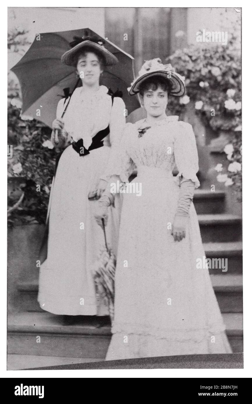 Jeanne Hugo e Pauline Menard-Dorian, sua sorella, prima moglie di Georges Hugo, 1894 'Jeanne Hugo et Pauline Ménard-Dorian, sa belle-sœur, première épouse de Georges Hugo'. Anonima fotographie. Tirage noir et blanc argentique. 1894. Parigi, Maison de Victor Hugo. Foto Stock