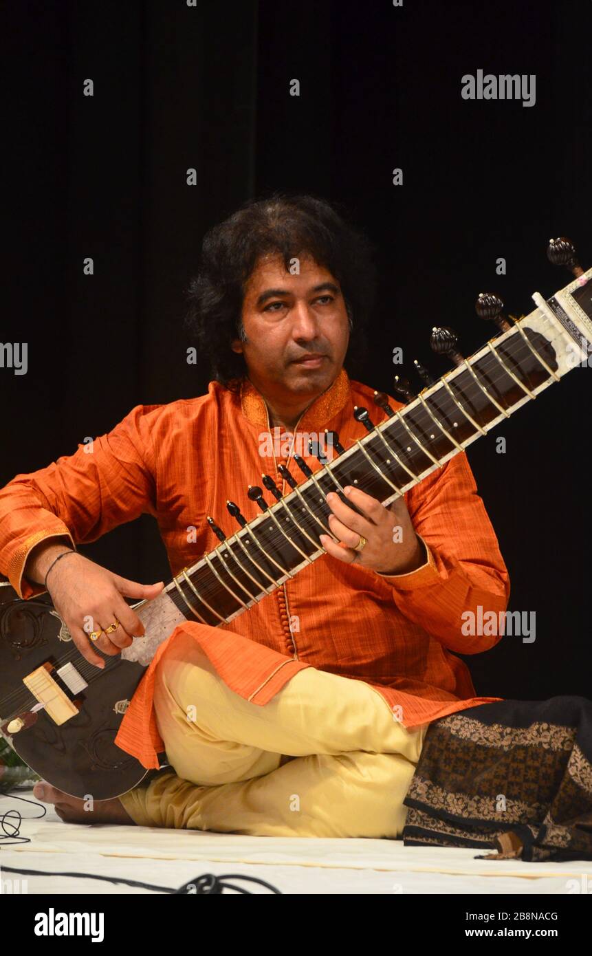 Ustad Shafique Khan, il musicista di sitar classico Hindustani, si esibisce presso 'sitar Hi Zindagi Hai', il 4° concerto commemorativo di Ustad Abdul Karim Khan. Foto Stock