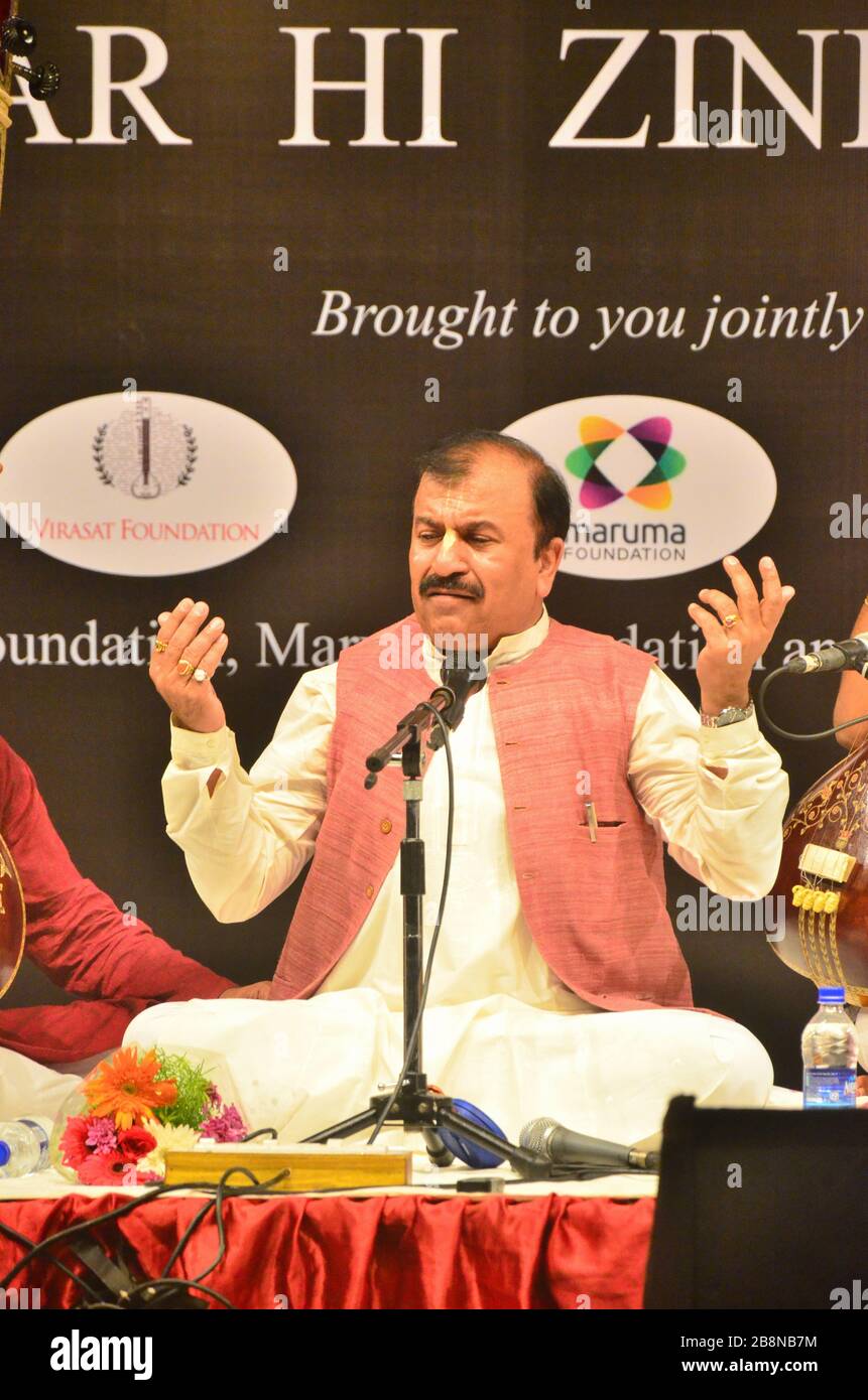 Il cantante classico Pandit Naresh Malhotra dell'Indore Gharana si esibisce presso 'sitar Hi Zindagi Hai', il 4° concerto commemorativo di Ustad Abdul Karim Khan. Foto Stock