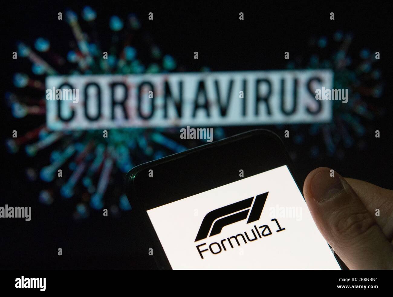 Cina. 20 Marzo 2020. In questa foto illustrazione il monoposto auto racing sancito dalla Fédération Internationale de l'Automobile (FIA), Formula 1, logo visto in mostra su uno smartphone con un computer modello del coronavirus COVID-19 sullo sfondo. Credit: Budrul Chukrut/SOPA Images/ZUMA Wire/Alamy Live News Foto Stock