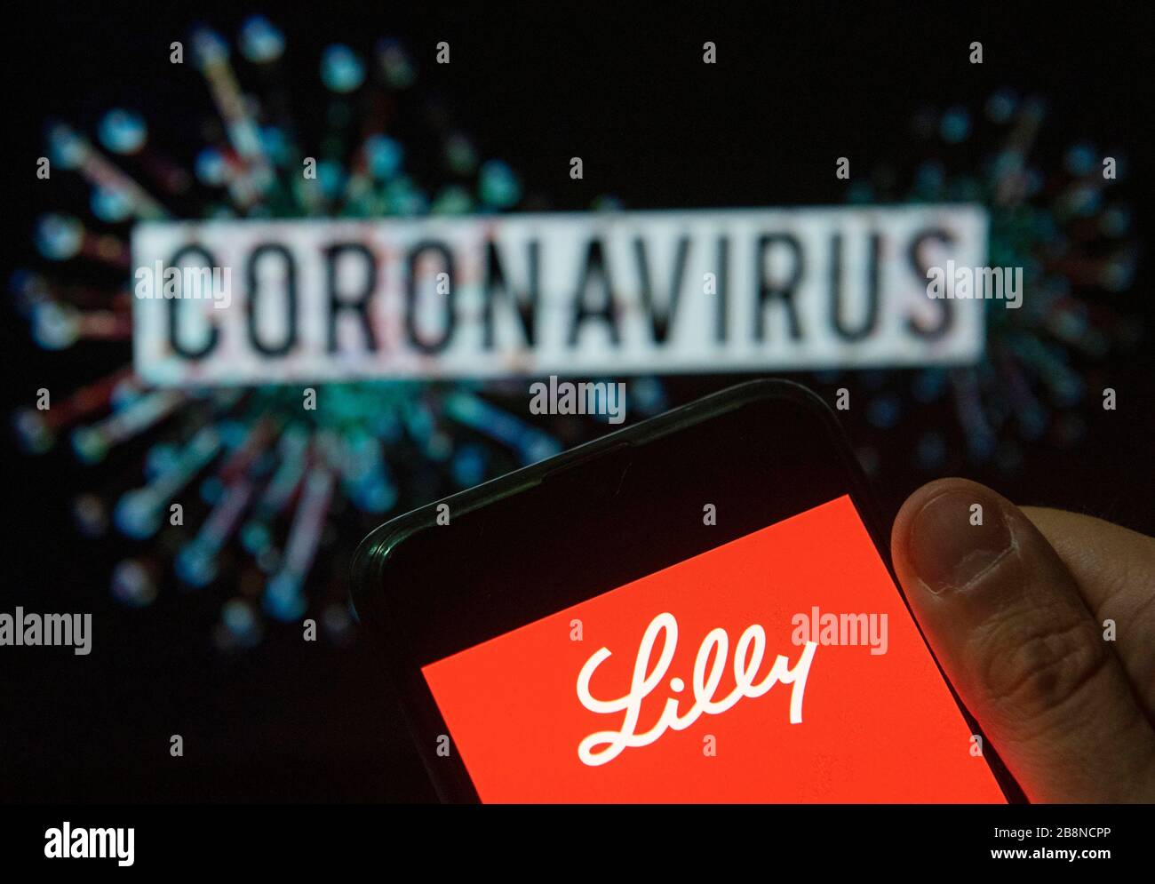 Cina. 20 Marzo 2020. In questa illustrazione della foto il logo della società farmaceutica americana Lilly visualizzato su uno smartphone con un modello di computer del coronavirus COVID-19 sullo sfondo. Credit: Budrul Chukrut/SOPA Images/ZUMA Wire/Alamy Live News Foto Stock
