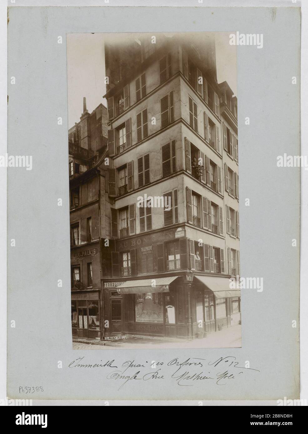 Edificio, 12 orafi ormeggio all'angolo di rue Mathieu-Mole (scomparso), Parigi (IST arr.) Immeuble, 12 quai des Orfêvres à l'angle de la rue Mathieu-Molé (disparue), Parigi (Ier arr.). Janvier 1906. Union Photographique Française. Parigi, musée Carnavalet. Foto Stock