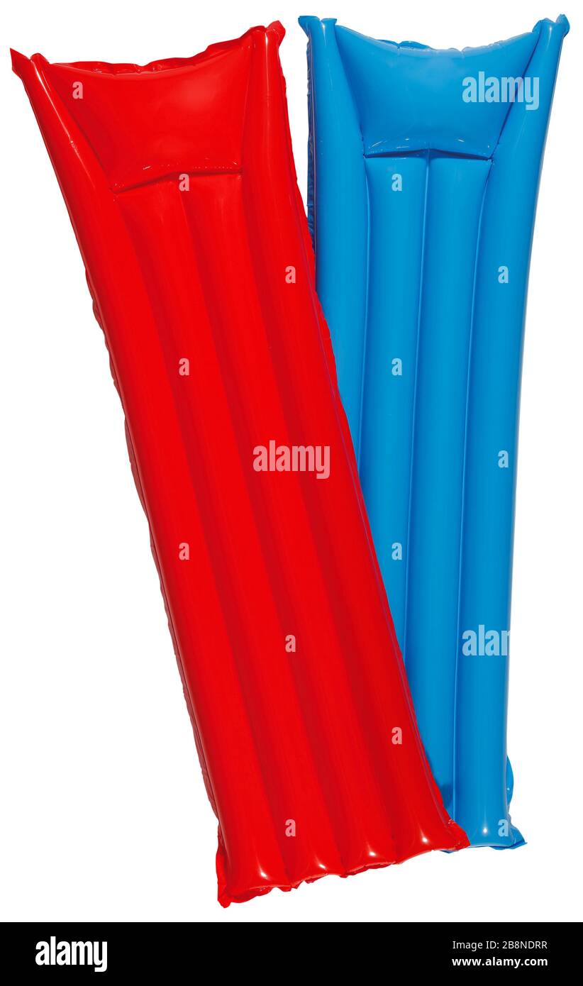 Materasso piscina ad aria rossa e blu isolato su bianco Foto Stock