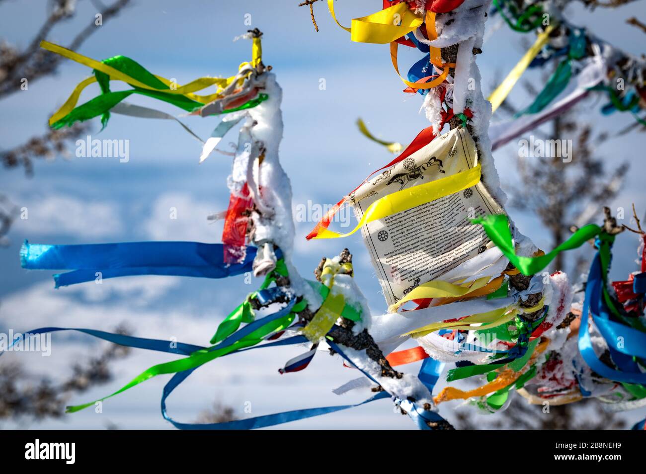 La preghiera buddista di Illuminismo in inverno in giorno di sole a Ogoy Island, Lago Baikal , Russia Foto Stock