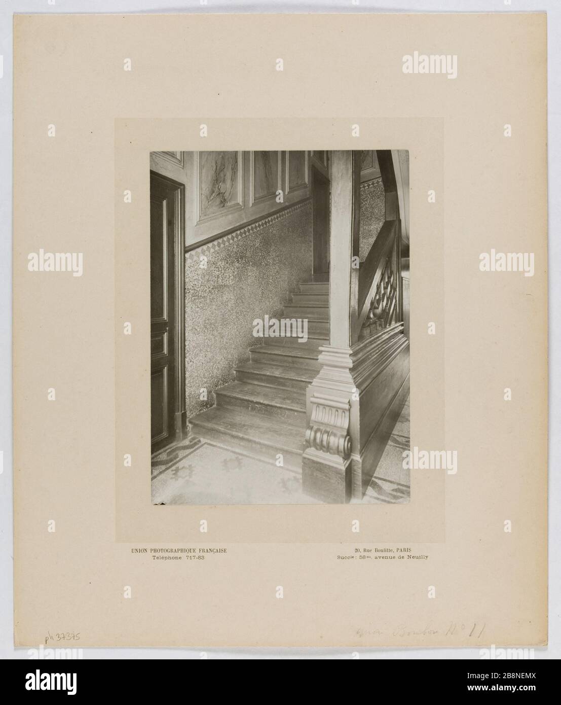 Partenza da scala in legno, interno, 11 Quai de Bourbon, Parigi (quarto anno) Départ d'escalier en bois, intérieur, 11 quai de Bourbon. Parigi (IVème arr.). 1900-1910. Photographie de l'Union Photographique Française. Parigi, musée Carnavalet. Foto Stock