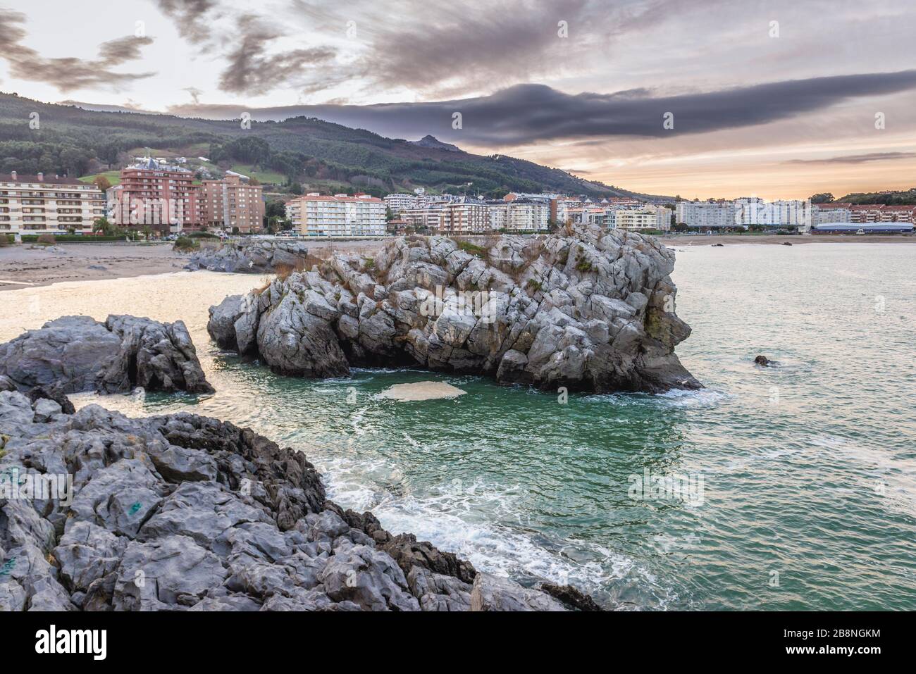 Rocce sulla riva del porto marittimo di Castro Urdiales in Cantabria regione della Spagna Foto Stock