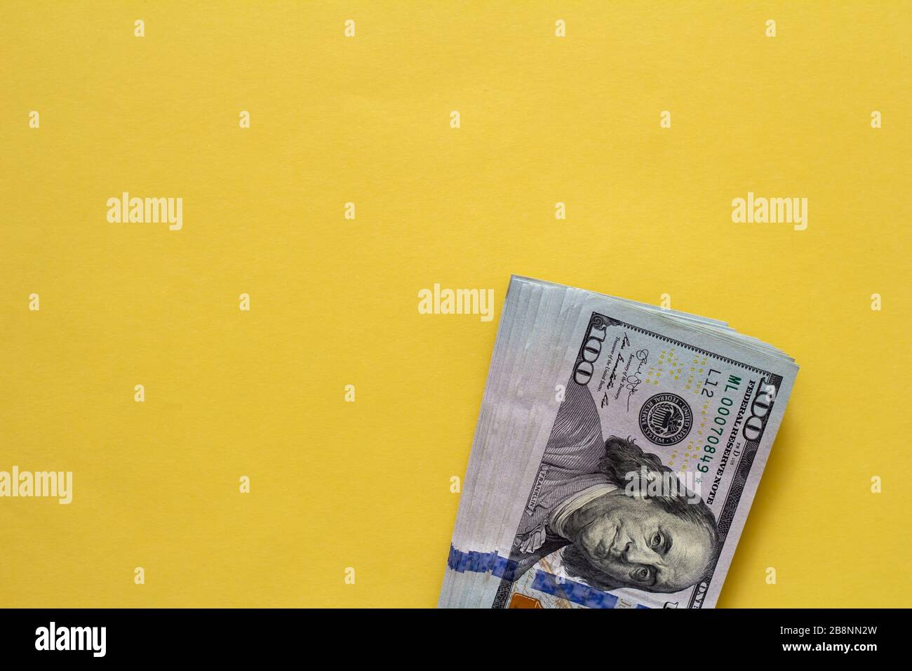 Piano primo piano di dollari su sfondo giallo. Utile di investimento. Concetto di successo. Concetto di investimento finanziario. Simbolo del dollaro. Cento dollari di fattura. Foto Stock