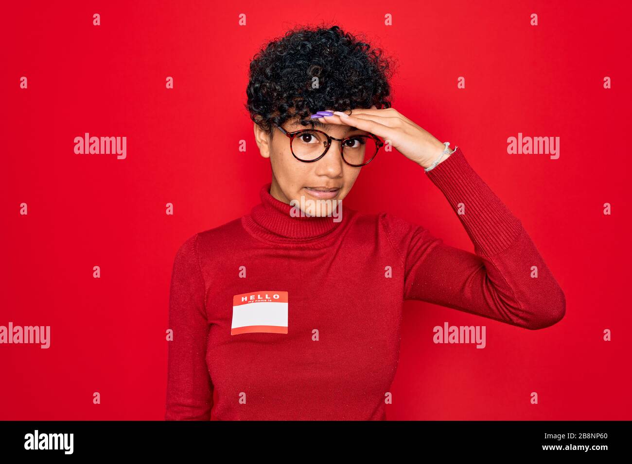 Giovane bella afro americano africano donna utilizzando adesivo con messaggio di presentazione stressato con mano sulla testa, scioccato con vergogna e sorpresa faccia, Foto Stock