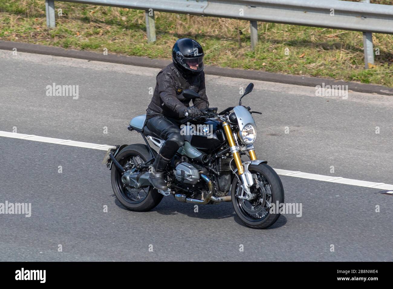 Motociclista BMW R nineT; traffico veicolare, trasporto a due ruote, veicoli moderni, motocicli, veicoli, strade, motociclette, motociclisti che viaggiano sull'autostrada M6 di Chorley, Regno Unito Foto Stock