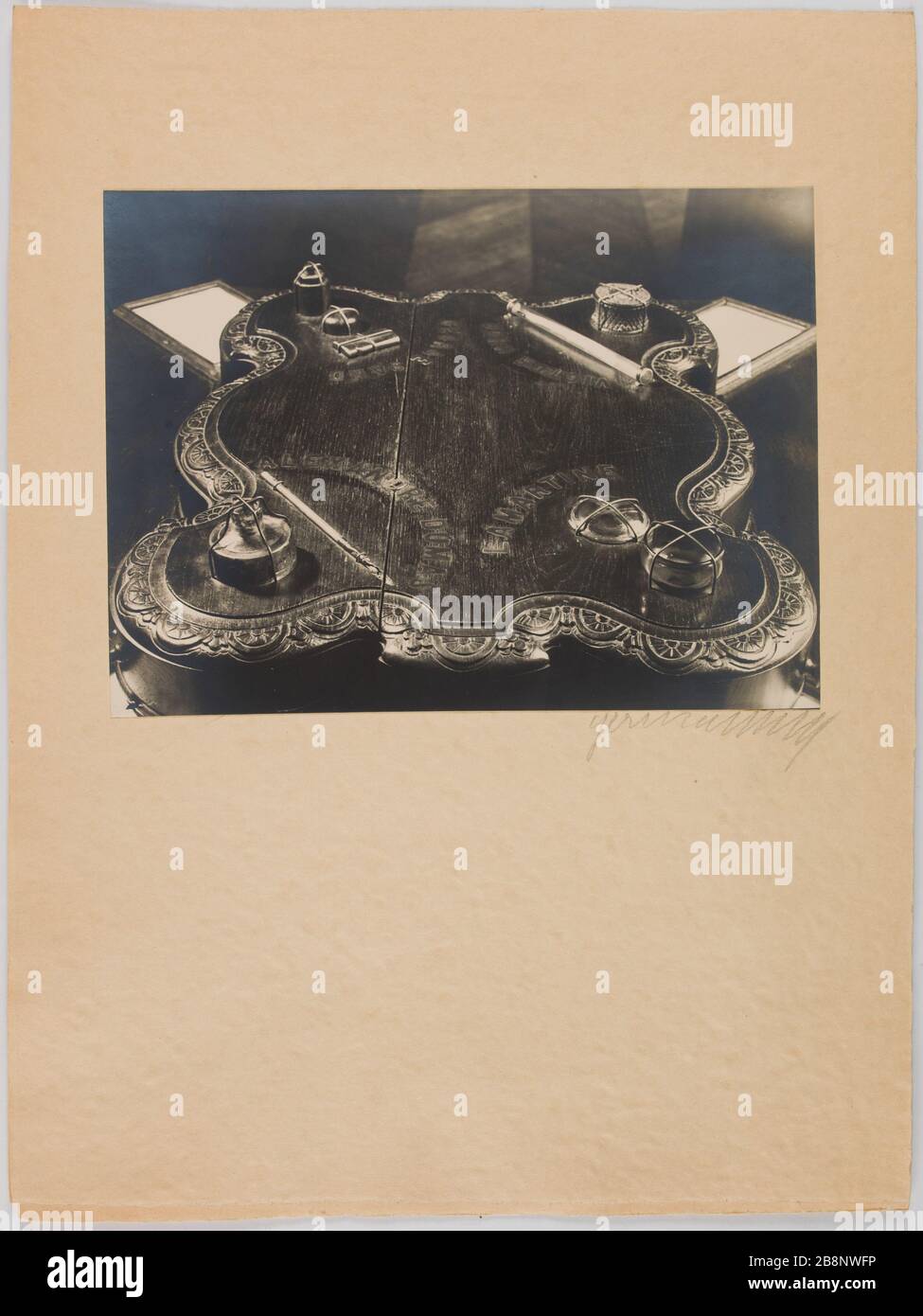 Fotografie delle stanze della casa di Victor Hugo, 1900-1930: inkwell con i nomi di Victor Hugo, Lamartine, Alexandre Dumas e Georges Sand. 'Alles de la maison de Victor Hugo, 1900-1930 : Encorier portant les noms de Victor Hugo, Lamartine, Alexandre Dumas et Georges Sand'. Anonima fotographie. Tigre au gélatino-bromure d’argent. 1920-1940. Parigi, Maison de Victor Hugo. Foto Stock